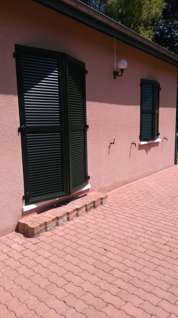 Volets battants porte d'entrée et fenêtre aluminium persiennés SIB Pégase coloris 6009 givré