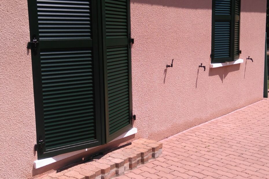 Volets battants porte d'entrée et fenêtre aluminium persiennés SIB Pégase coloris 6009 givré