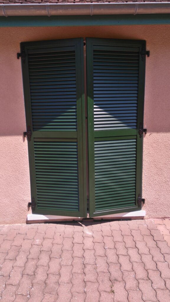 APRES - Volets battants aluminium persiennés SIB Pégase coloris 6009 givré