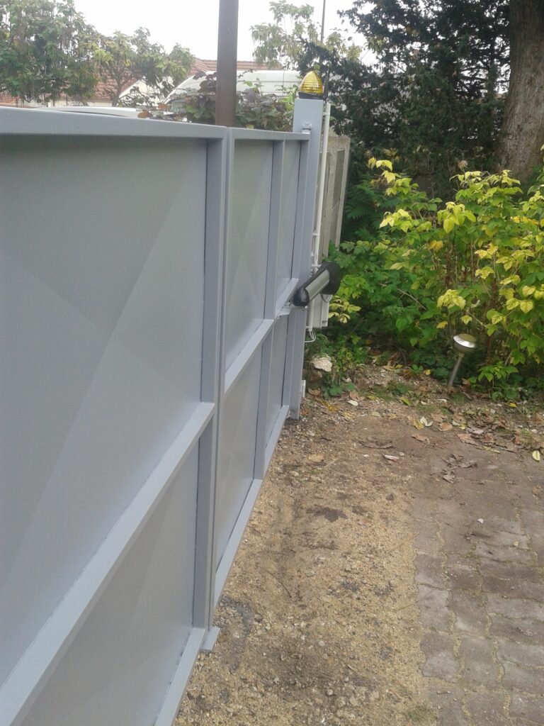 Portail avec automatisme à vis sans fin installé, vue d’ensemble