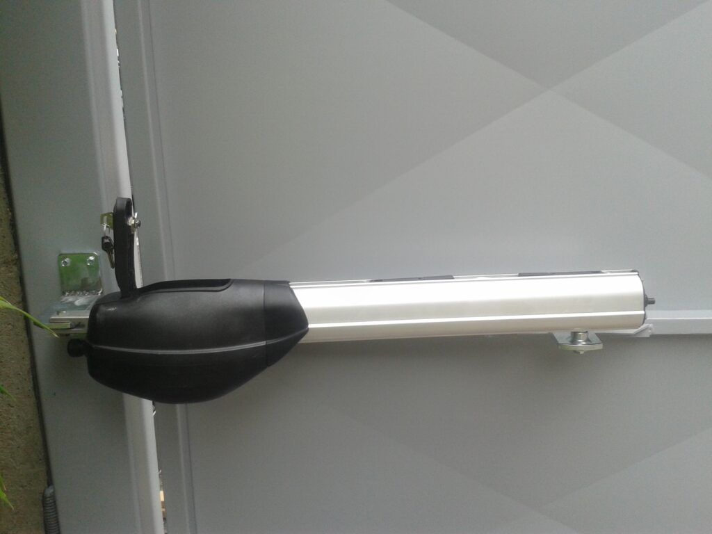 Détail du moteur à vis sans fin installé sur le portail