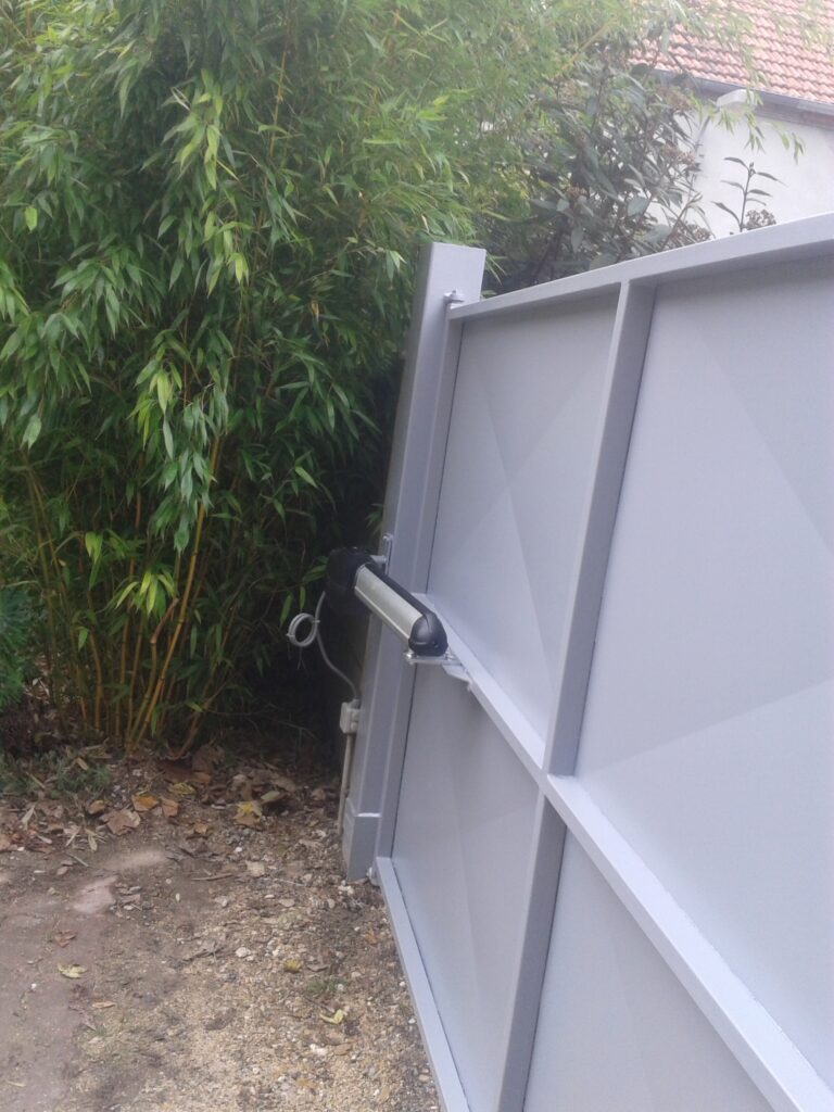 Portail avec moteur à vis sans fin