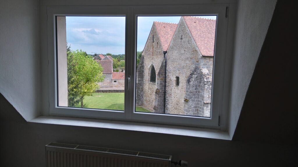 Fenêtre PVC 2 vantaux avec vitrage isolant et ouverture ajustée