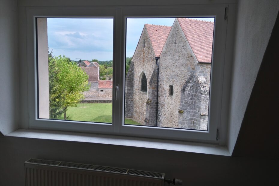 Fenêtre PVC 2 vantaux avec vitrage isolant et ouverture ajustée