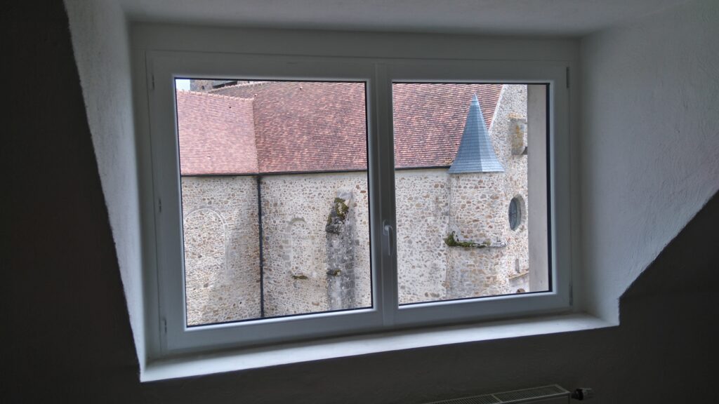 Fenêtre PVC 2 vantaux posée sur mesure avec vitrage clair isolant 4/20/4 et gaz argon