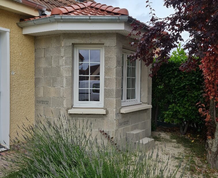 Fenêtres PVC bow window côté droit avec petits bois intégrés