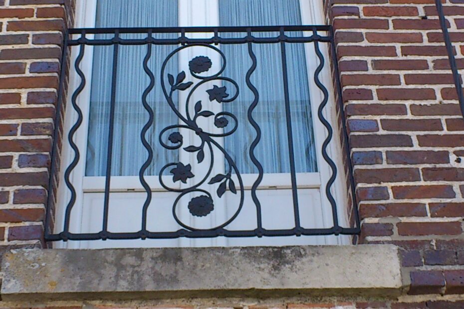 Garde-corps en acier sur mesure avec barreaudage droit et ondulé, grand motif floral et traverses décoratives