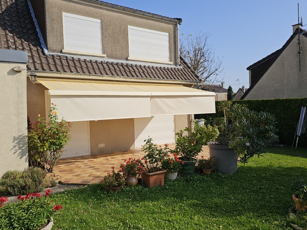 Store banne Franciaflex ouvert avec lambrequin Modul’Ombre partiellement déroulé