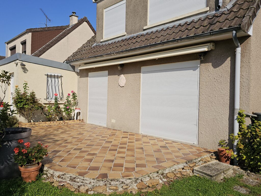 Store banne Franciaflex modèle Félicia fermé avant déploiement du lambrequin Modul’Ombre