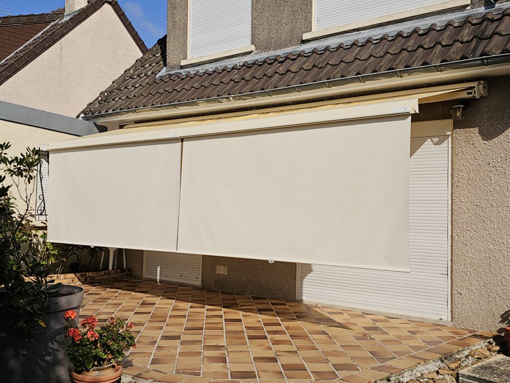 Store Félicia ouvert avec lambrequin Modul’Ombre déployé