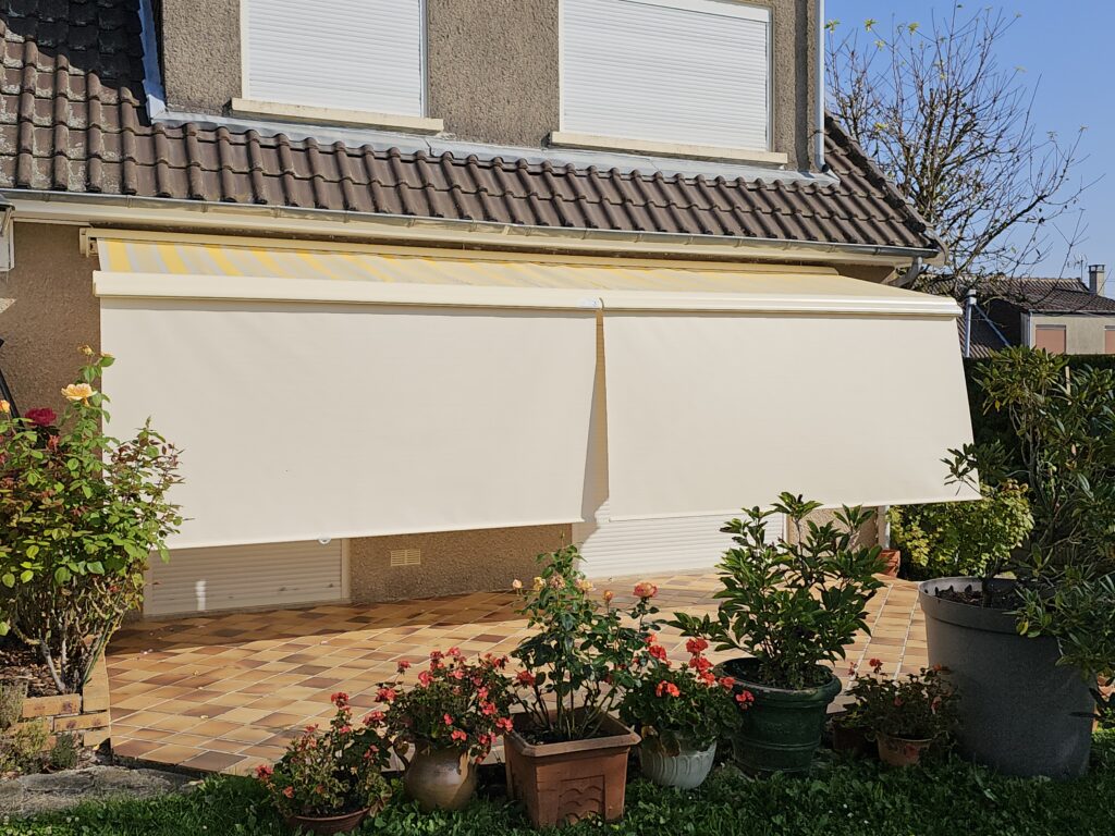 Store ouvert avec lambrequin Modul’Ombre déroulé