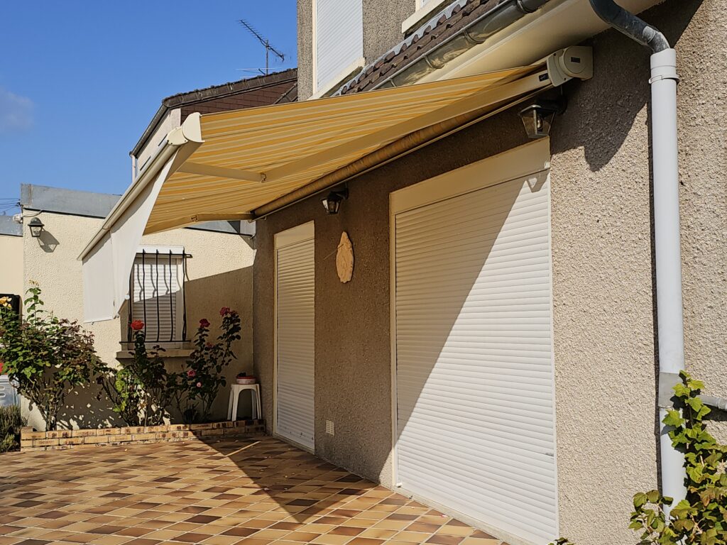 Vue du store banne Félicia avec lambrequin Modul’Ombre ouvert, angle différent