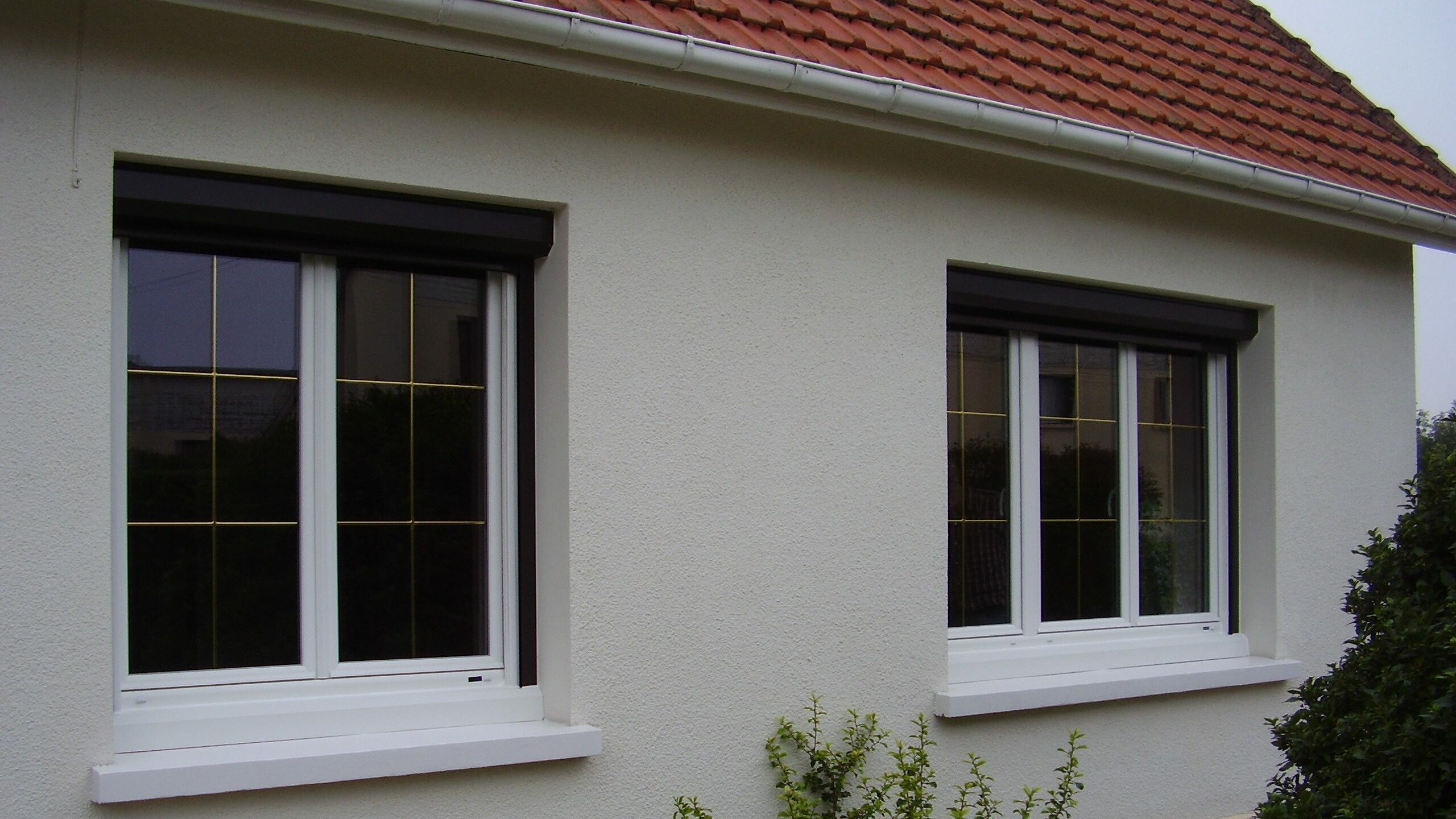 Maison à Romilly-sur-Seine avec fenêtres PVC blanches à deux vantaux et petits bois laiton