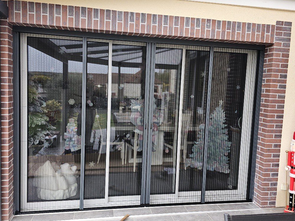 Moustiquaire coulissante deux vantaux sur baie vitrée installée sur mesure