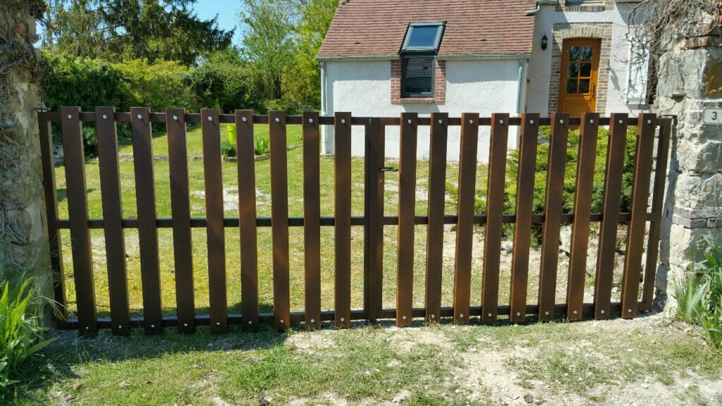 Portail acier double vantaux thermolaqué coloris rouille bi-ton