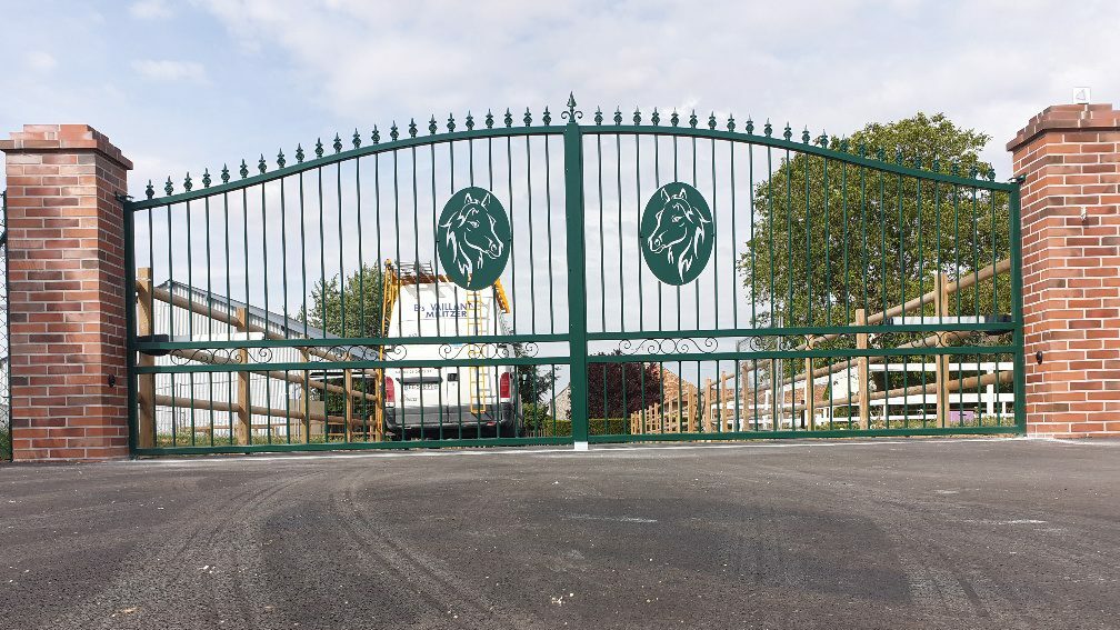 Portail acier sur mesure avec découpe laser installé à Romilly-sur-Seine