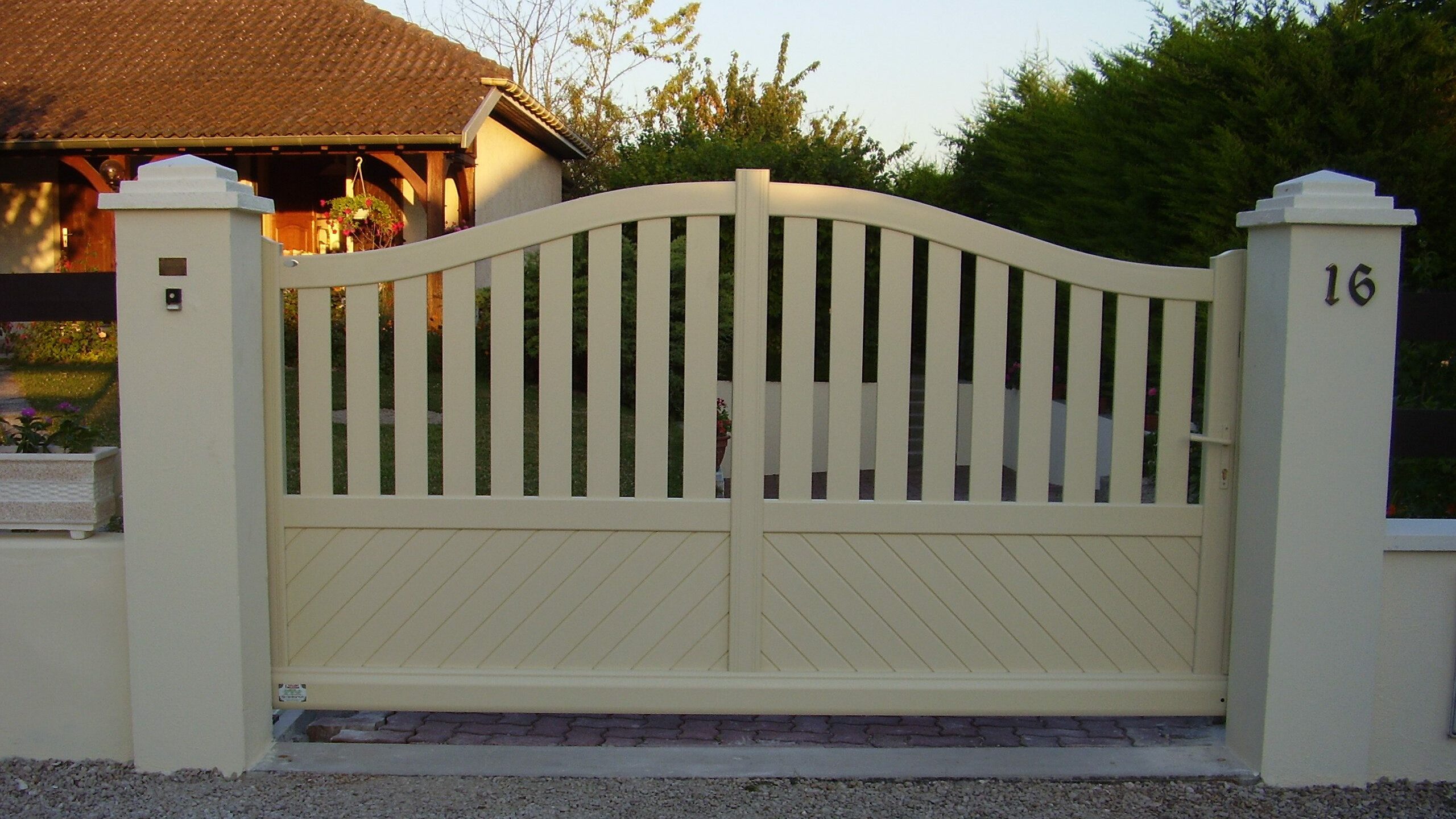 Portail aluminium autoporté posé à Romilly-sur-Seine