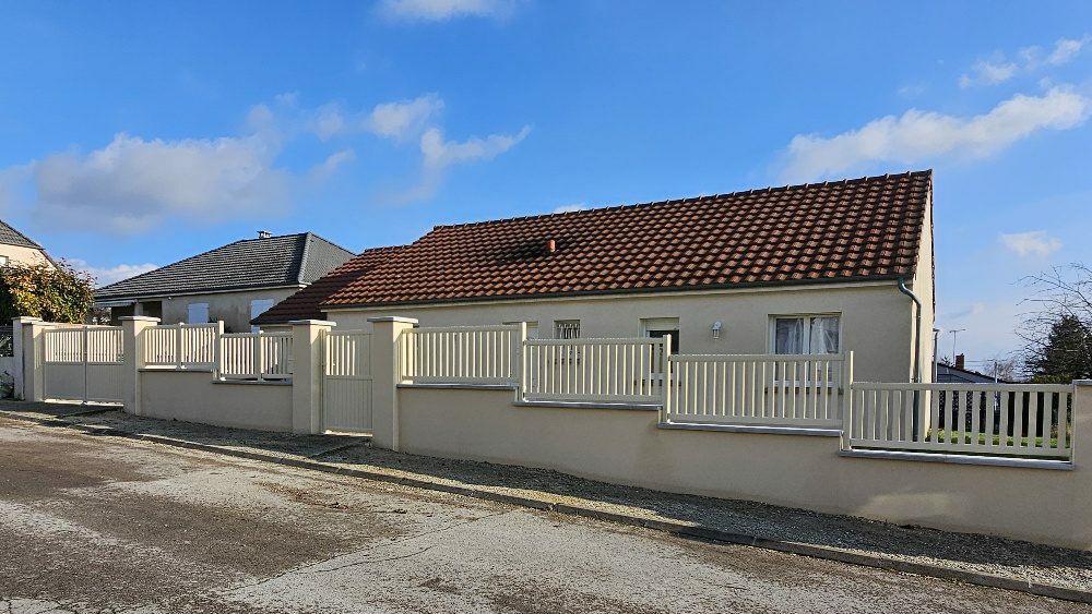 Ensemble portail, portillon et clôture semi-ajouré aluminium coloris ivoire à Romilly-sur-Seine