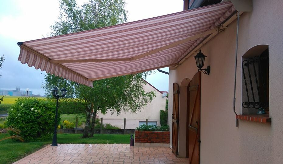 Réentoilage d’un store banne existant avec toile acrylique 300 g/m² et lambrequin fixe de 200 mm