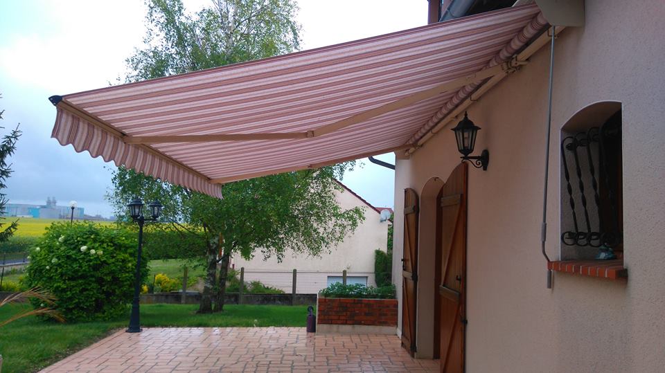 Réentoilage d’un store banne existant avec toile acrylique 300 g/m² et lambrequin fixe de 200 mm