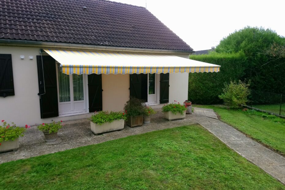 Réentoilage de store banne avec toile acrylique jaune à rayures