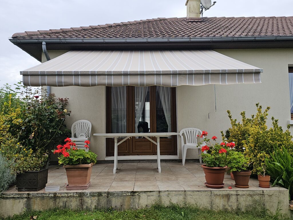 Réentoilage d’un store de terrasse avec toile acrylique beige et lambrequin 3B