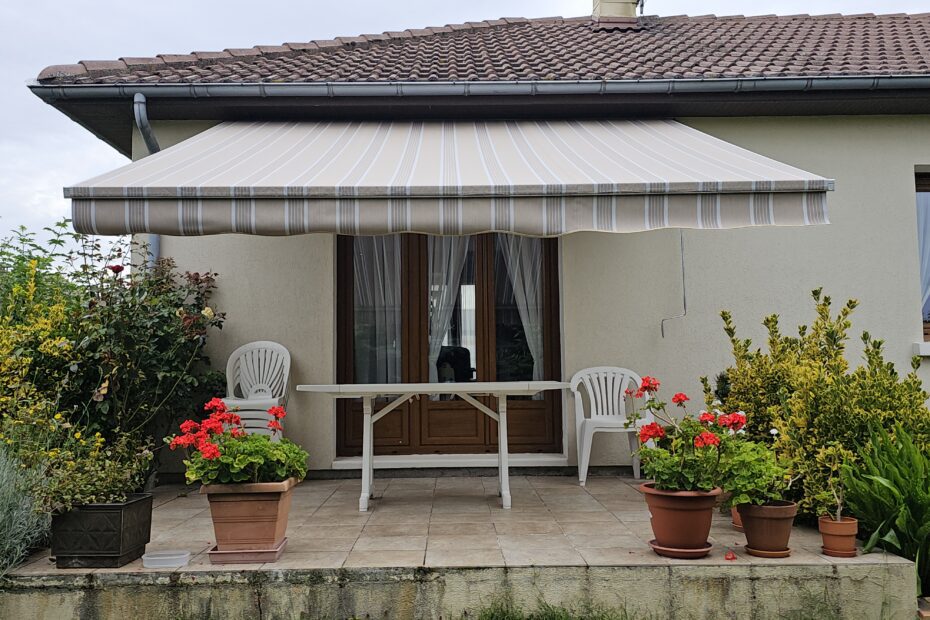 Réentoilage d’un store de terrasse avec toile acrylique beige et lambrequin 3B