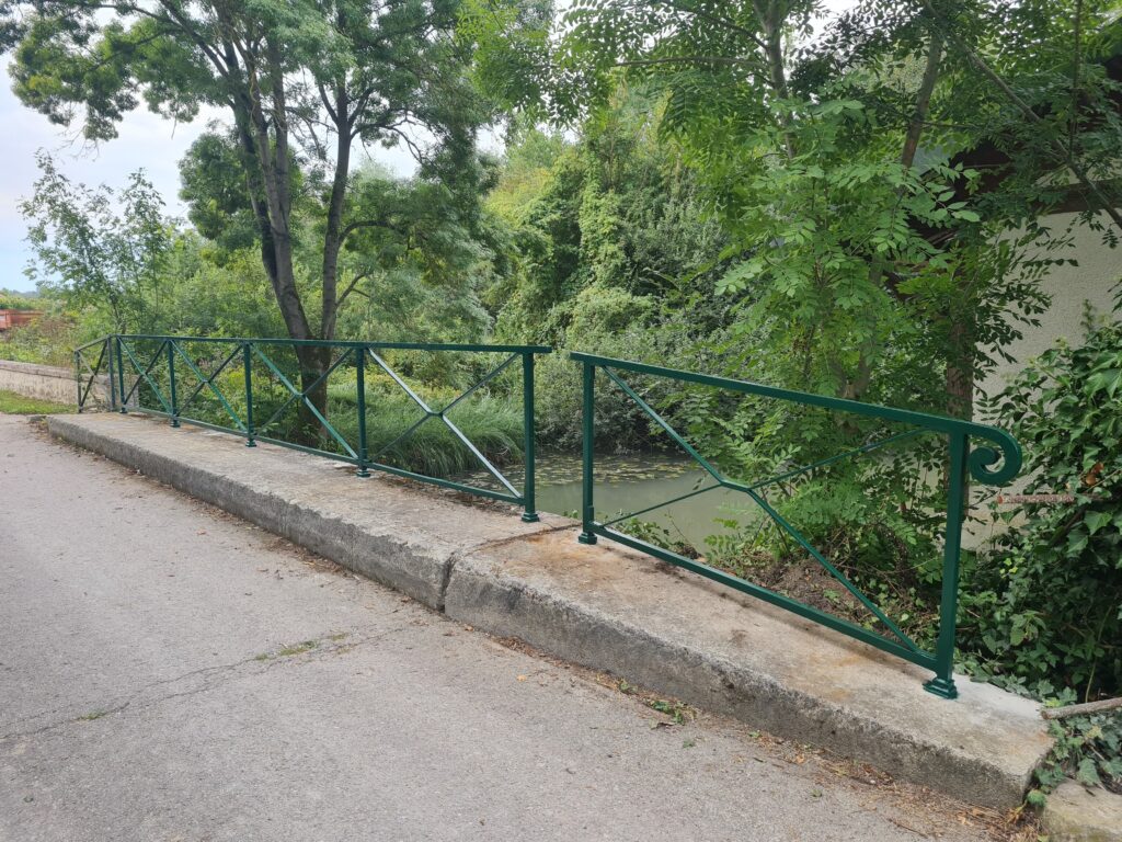 Repose des garde-corps métalliques restaurés sur site