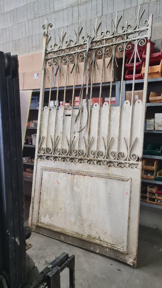 Vantail du portail avant dépose et travaux de rénovation