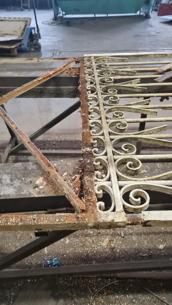 Détail du traitement et grattage sur un vantail en atelier