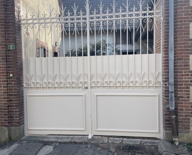 Portail rénové avec peinture anticorrosion, remis en place et fonctionnel