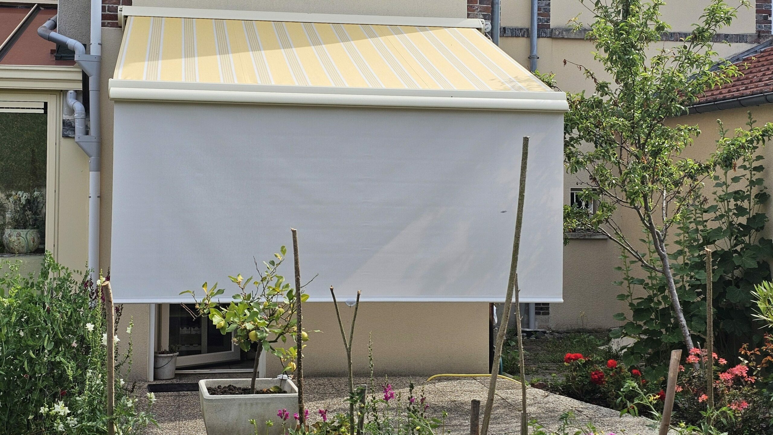 Remplacement de toile de store banne rayée avec lambrequin enroulable réalisé sur mesure