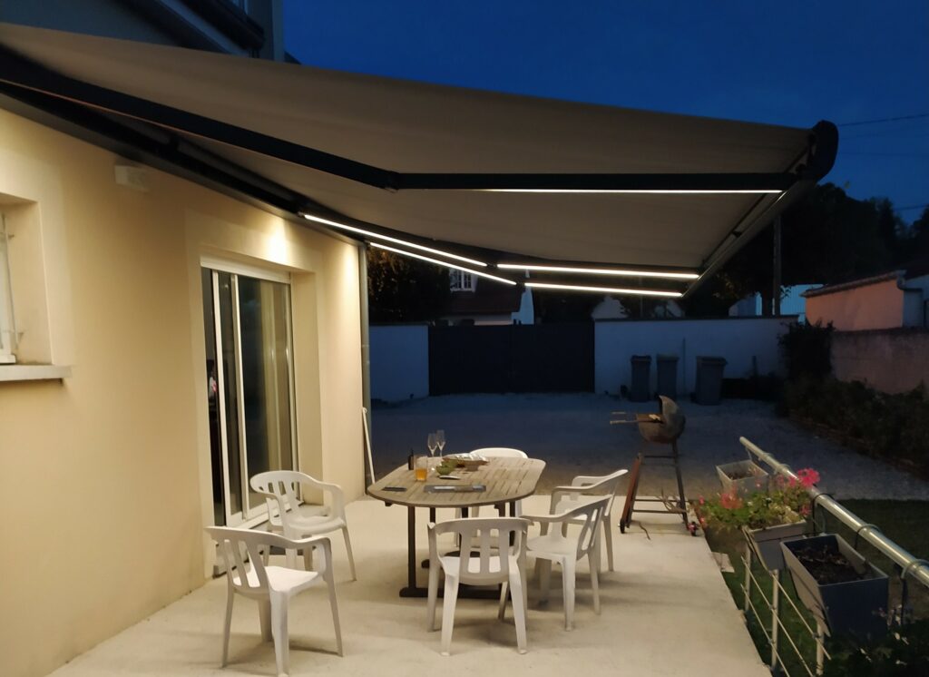 Store banne avec éclairage LED intégré installé par Vaillant Militzer pour terrasse extérieure