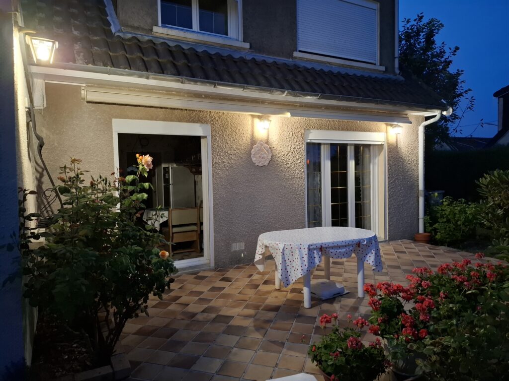 Store banne Franciaflex Félicia coffre fermé avec armature ivoire installé en façade