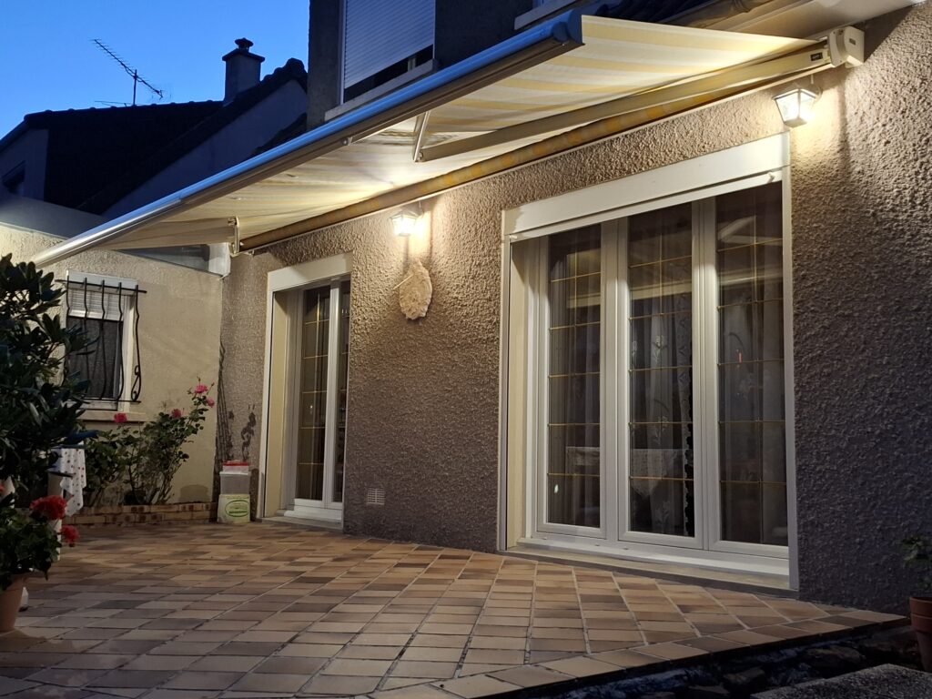 Store de terrasse Franciaflex modèle Félicia ouvert, inclinaison réglée pour protection solaire