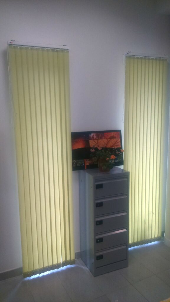 Store intérieur à bandes verticales fermées pour occultation complète de la lumière