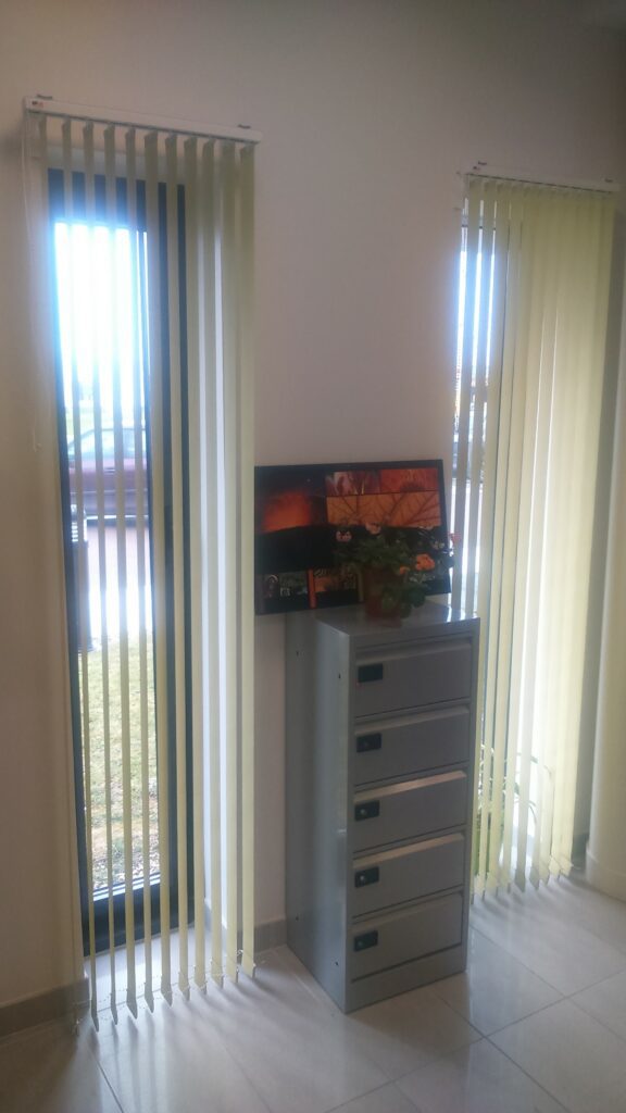 Store à bandes verticales orientables laissant entrer la lumière naturelle