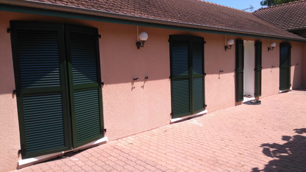 Volet battant aluminium persienné vert installé à Romilly-sur-Seine