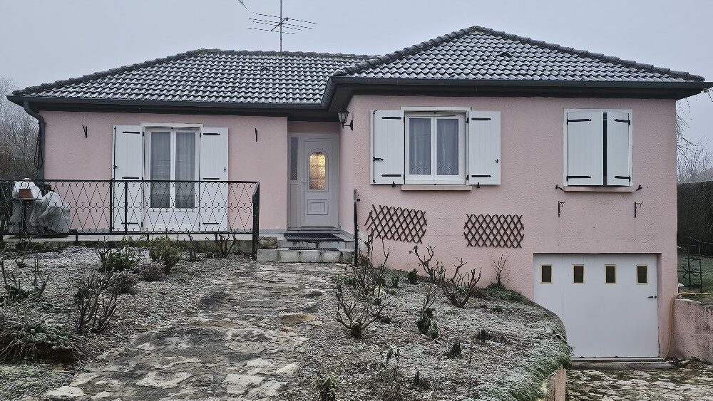 Volets battants en PVC blanc posés sur une maison à Romilly-sur-Seine