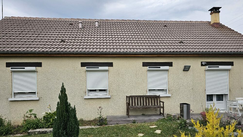Maison équipée de volets roulants solaires blancs à Romilly-sur-Seine
