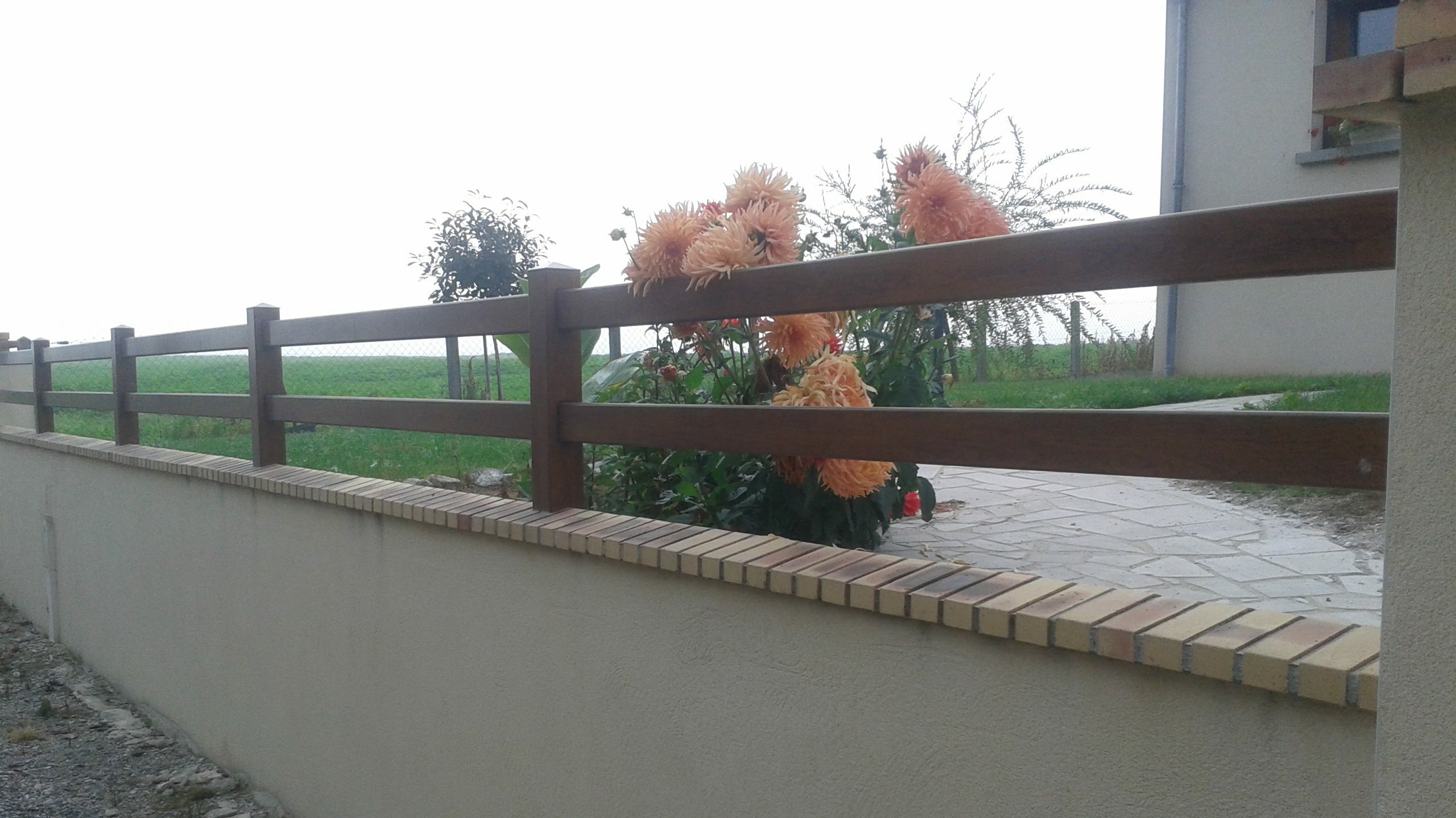 Clôture dessus de muret en aluminium à deux lisses coloris bois posée à Romilly-sur-Seine