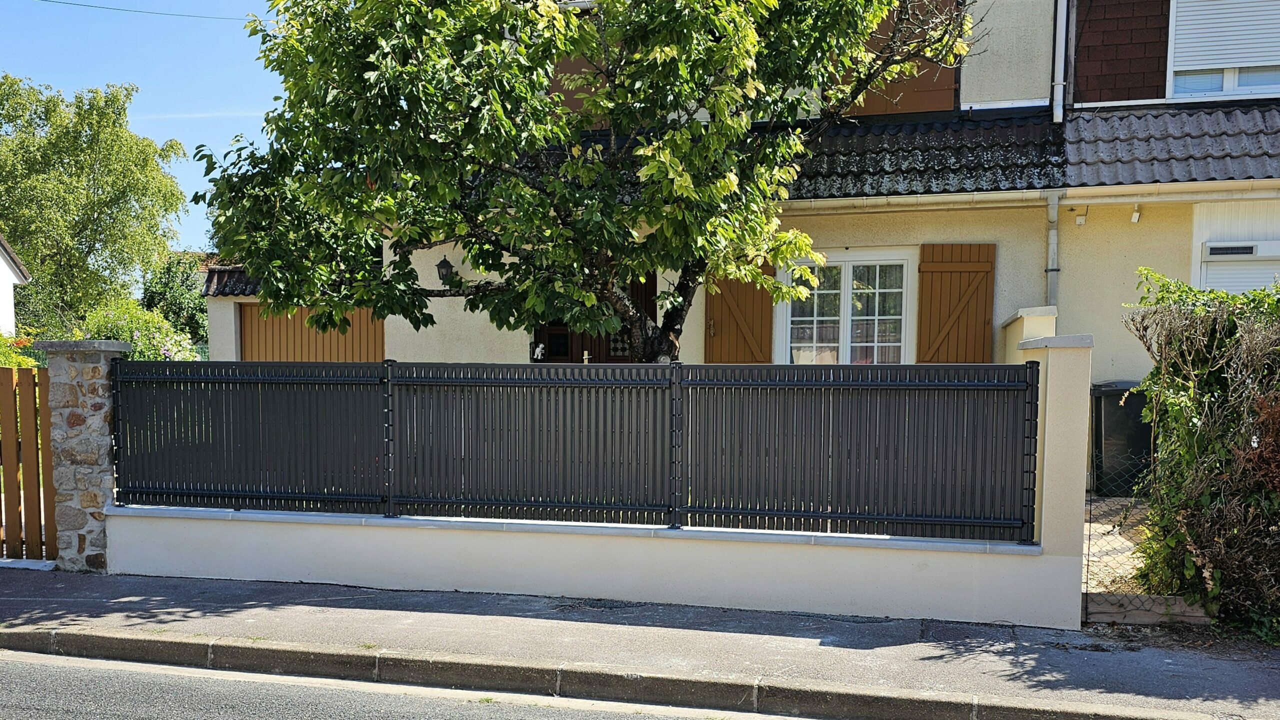 Clôture en grillage rigide gris anthracite avec panneaux occultants posée à Romilly-sur-Seine