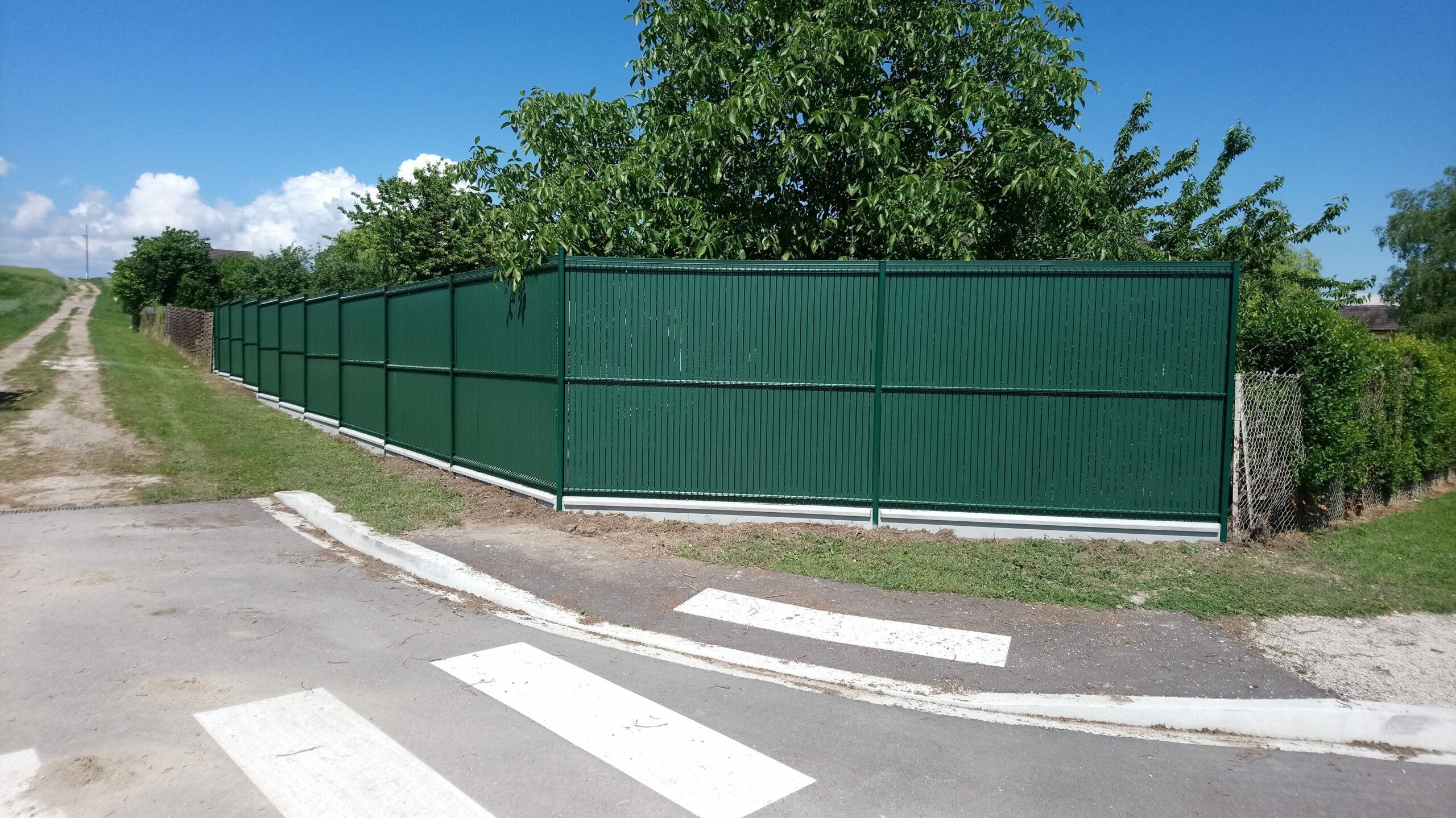 Clôture en grillage rigide vert avec panneaux occultants installée à Romilly-sur-Seine