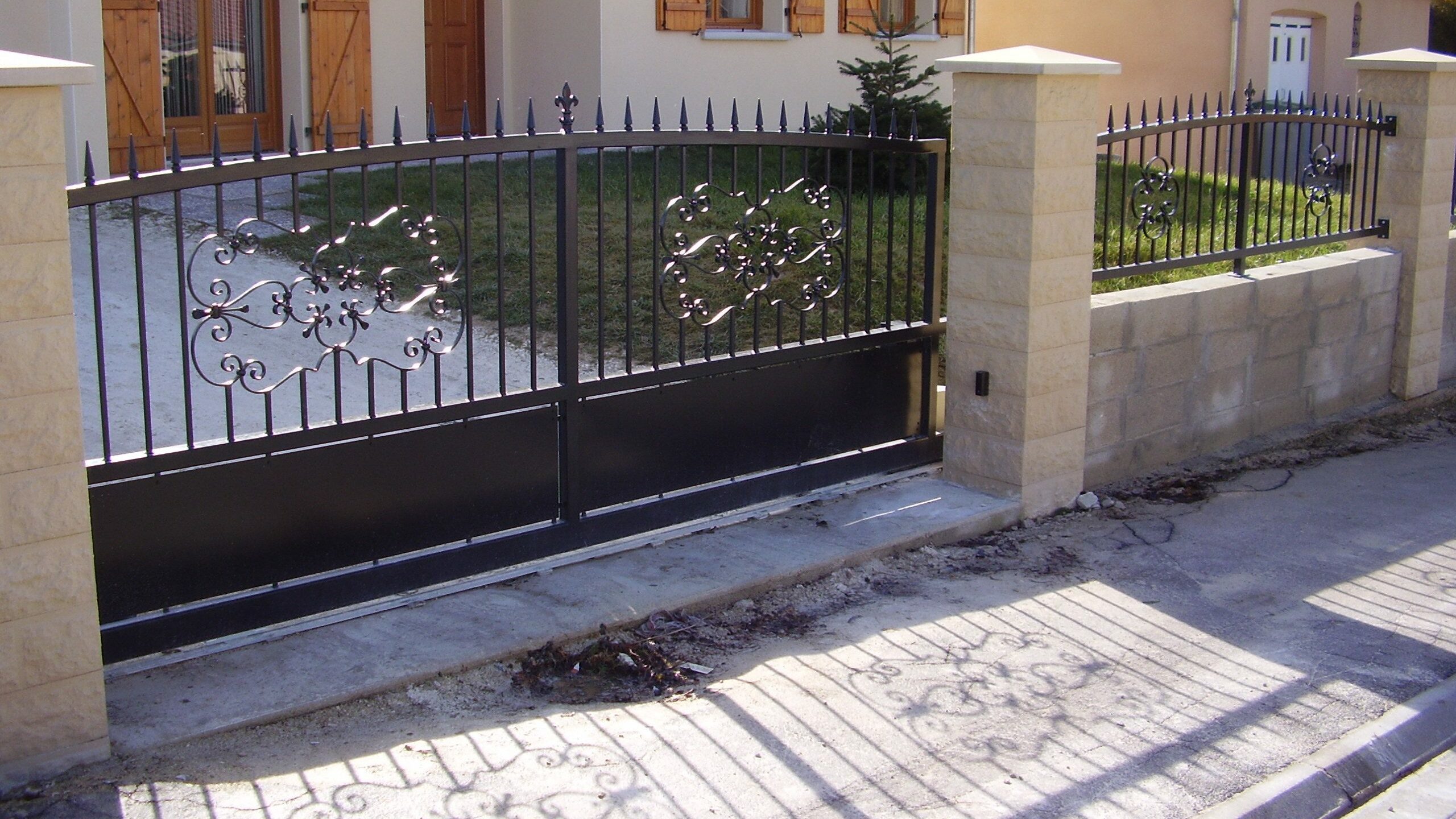 Portail coulissant en acier noir avec dessus de muret assorti posé à Romilly-sur-Seine