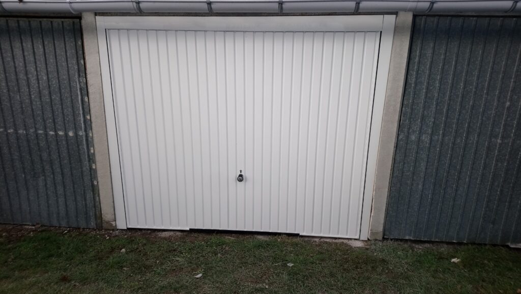 Porte de garage basculante métallique installée en rénovation par Vaillant Militzer
