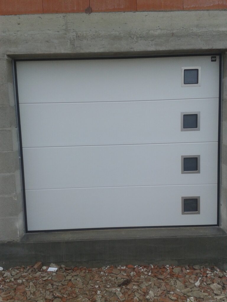 Porte de garage sectionnelle blanche avec hublots motorisée posée à Romilly-sur-Seine