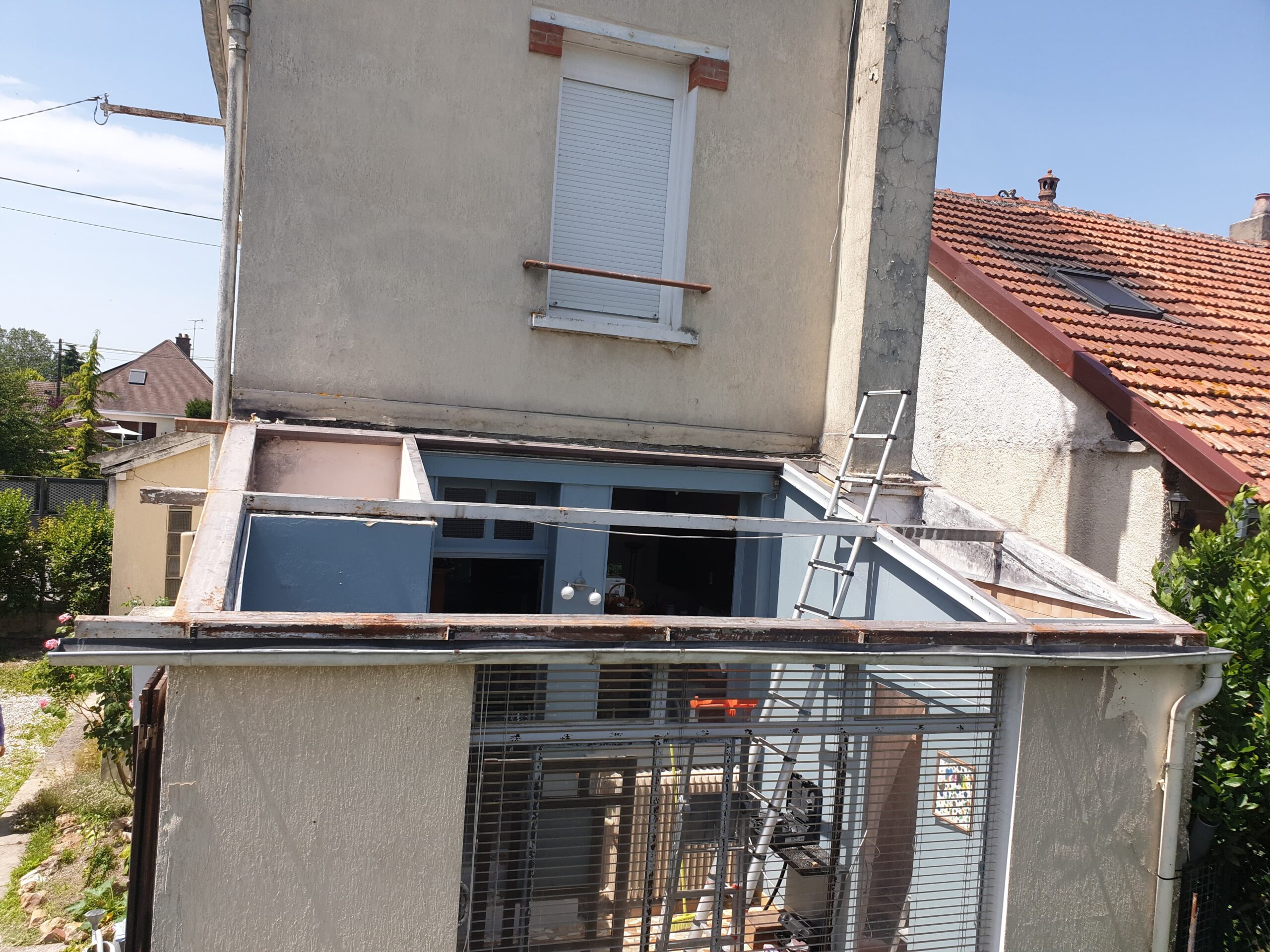 Structure de toiture vide avant remplacement des plaques polycarbonate