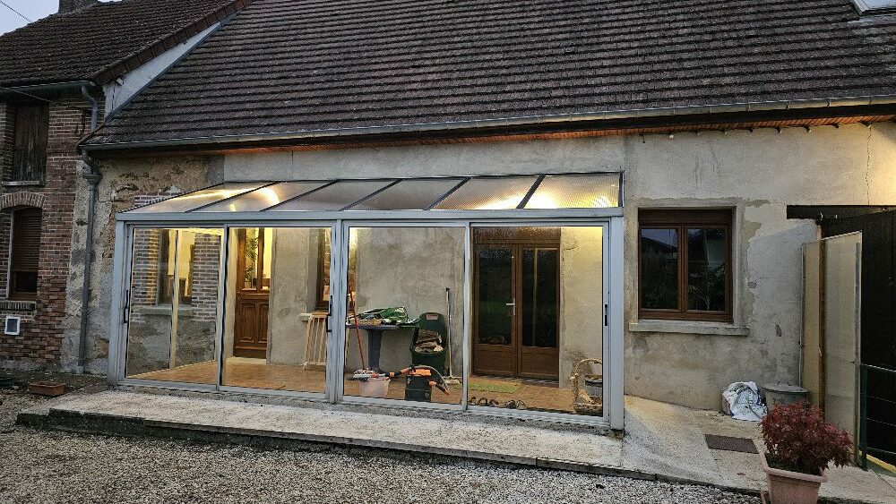 Remplacement de toiture en plaques polycarbonate sur véranda à Romilly-sur-Seine