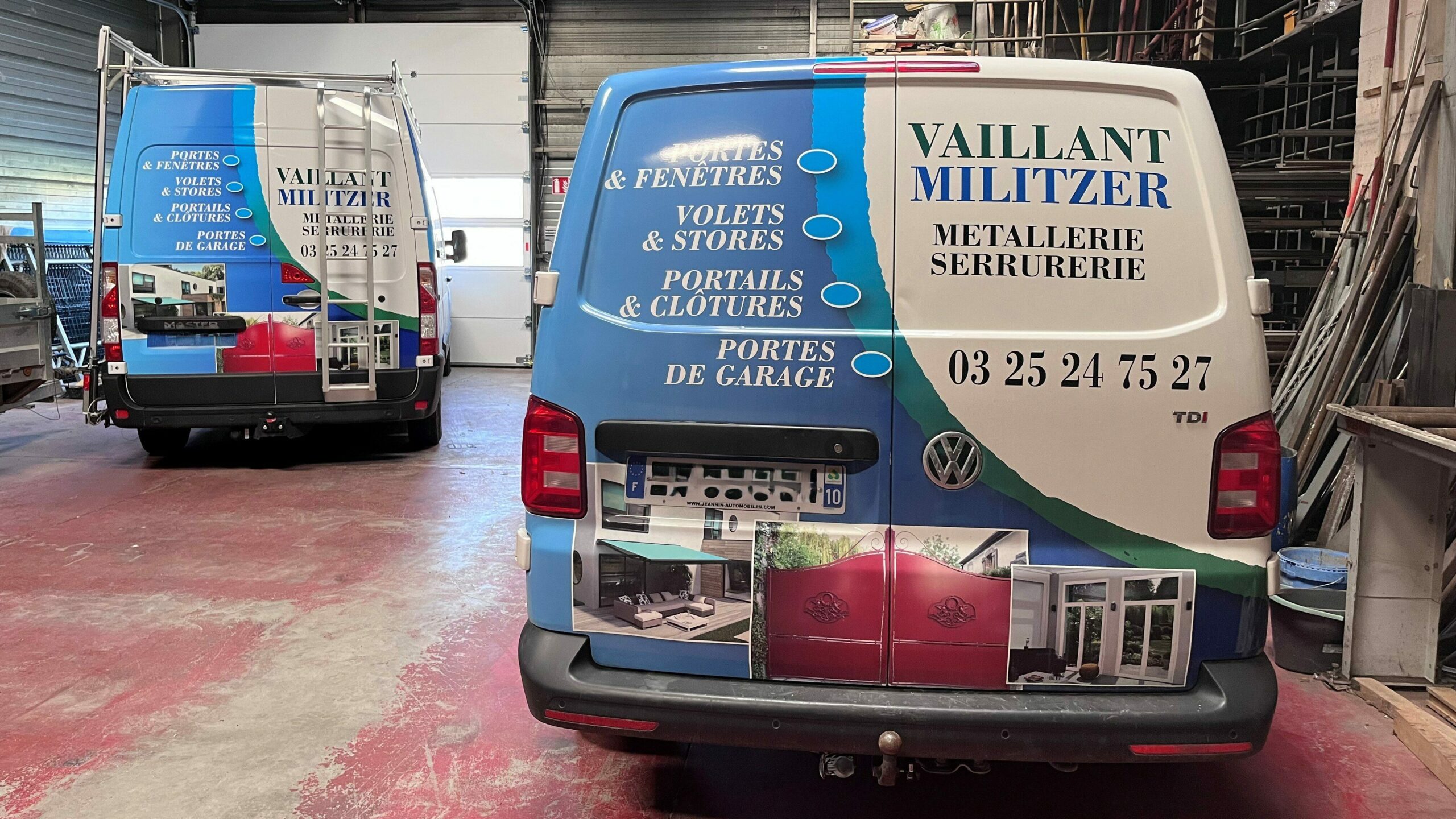 Véhicules de l’entreprise Vaillant Militzer stationnés dans l’atelier à Romilly-sur-Seine