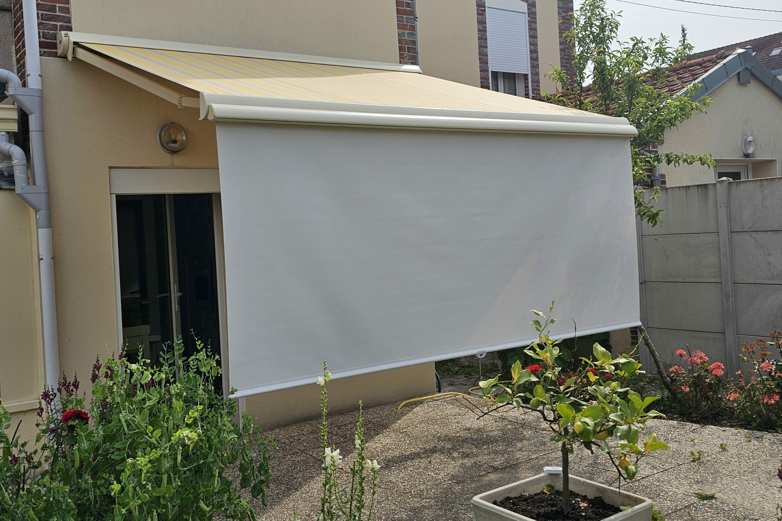 Store de terrasse Franciaflex Félicia 2.0 avec lambrequin Modul’Ombre déployé